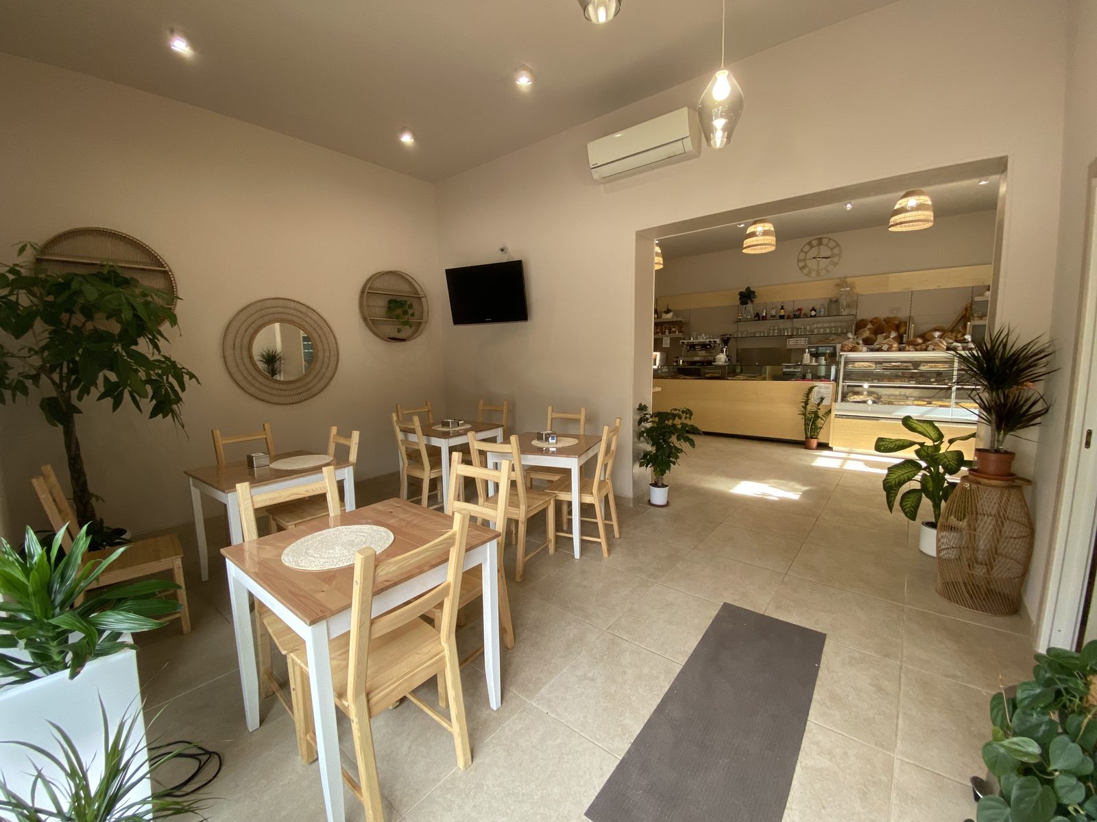 La sala e il bancone della Panetta Bakery a Colledara